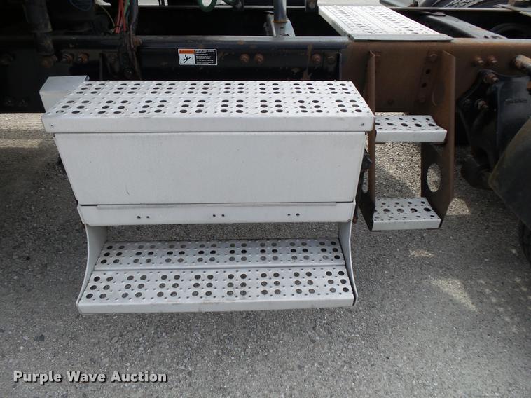 image for item K1141 2005 Freightliner Columbia semi truck