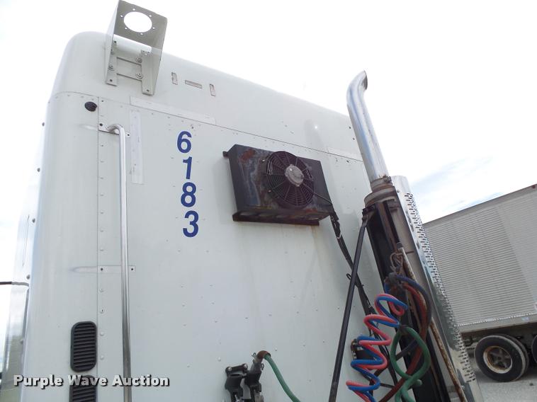 image for item K1141 2005 Freightliner Columbia semi truck