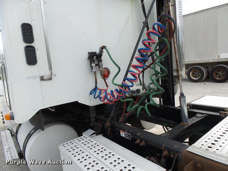 image for item K1141 2005 Freightliner Columbia semi truck