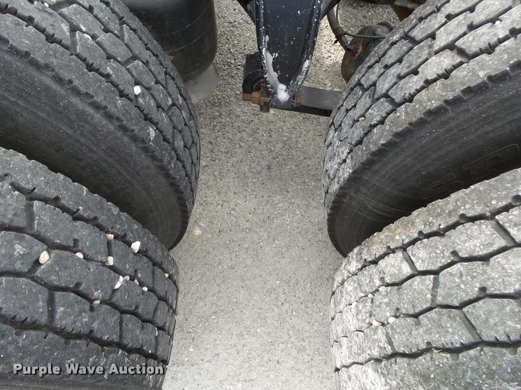 image for item K1141 2005 Freightliner Columbia semi truck