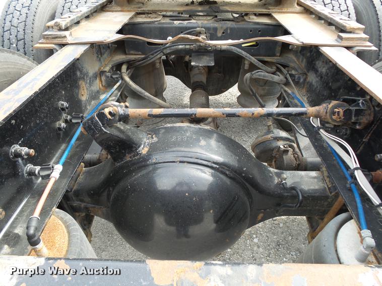 image for item K1141 2005 Freightliner Columbia semi truck