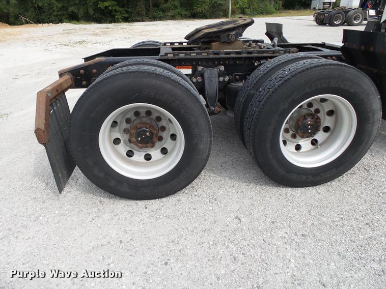 image for item K1141 2005 Freightliner Columbia semi truck