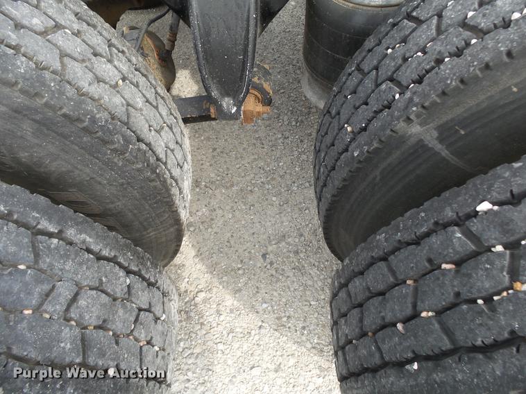 image for item K1141 2005 Freightliner Columbia semi truck