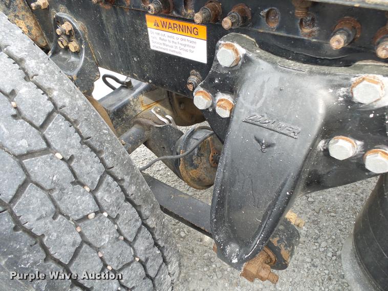 image for item K1141 2005 Freightliner Columbia semi truck