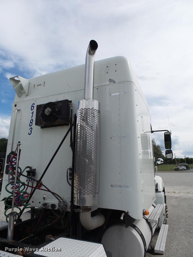 image for item K1141 2005 Freightliner Columbia semi truck