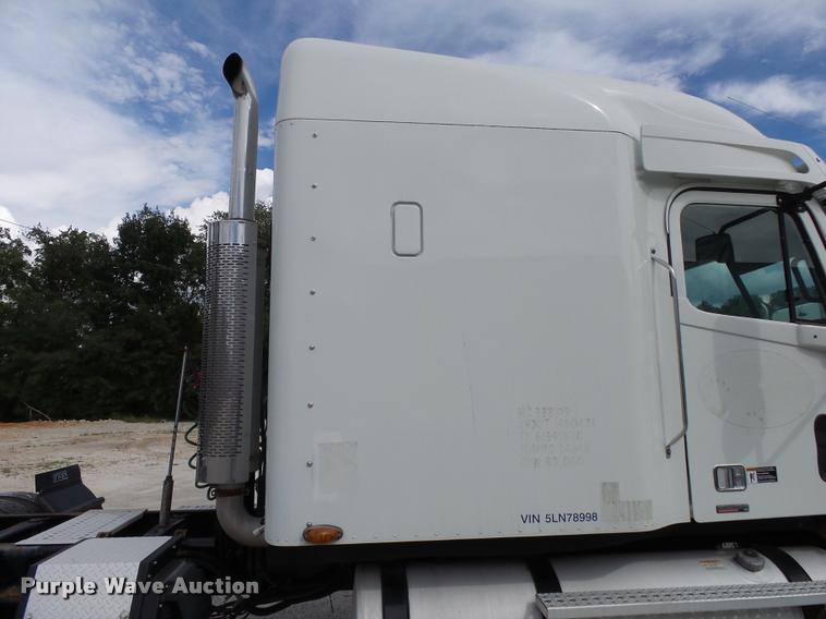 image for item K1141 2005 Freightliner Columbia semi truck