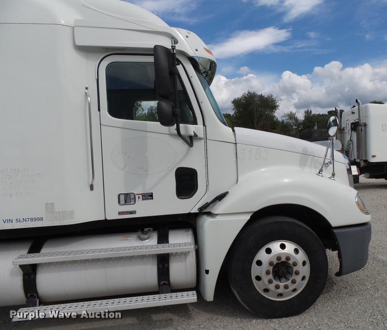 image for item K1141 2005 Freightliner Columbia semi truck