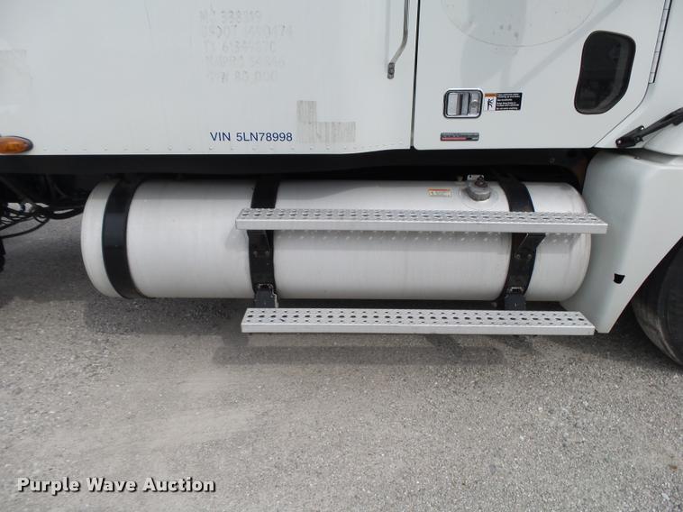 image for item K1141 2005 Freightliner Columbia semi truck