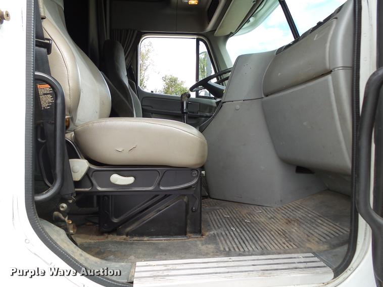 image for item K1141 2005 Freightliner Columbia semi truck