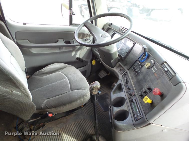 image for item K1141 2005 Freightliner Columbia semi truck