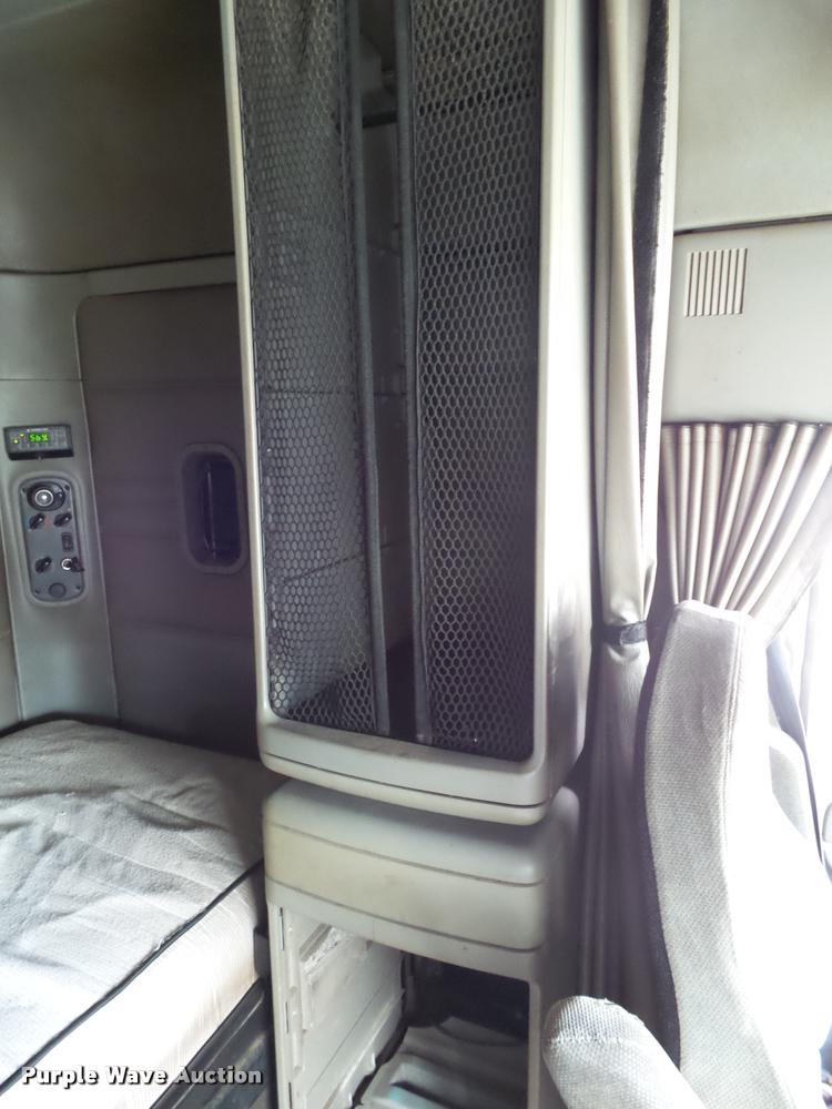 image for item K1141 2005 Freightliner Columbia semi truck