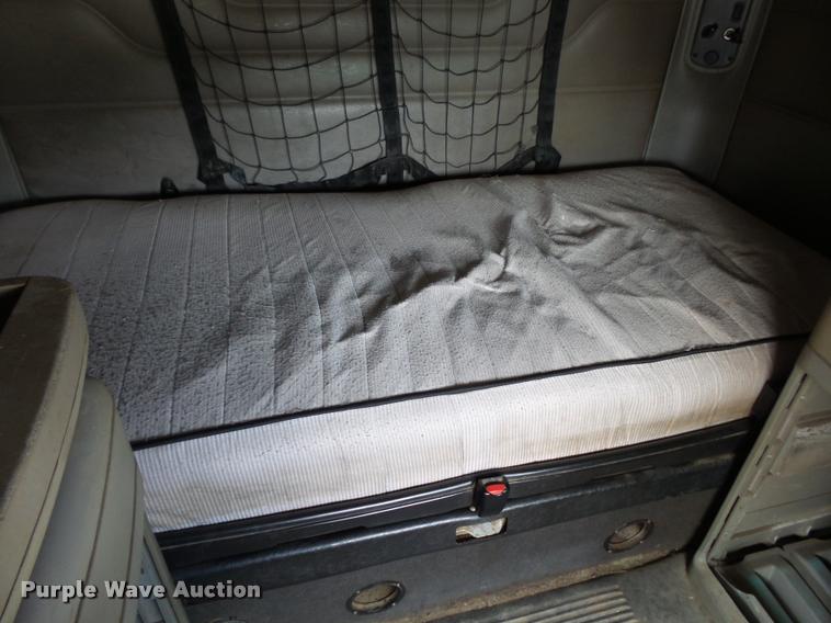 image for item K1141 2005 Freightliner Columbia semi truck