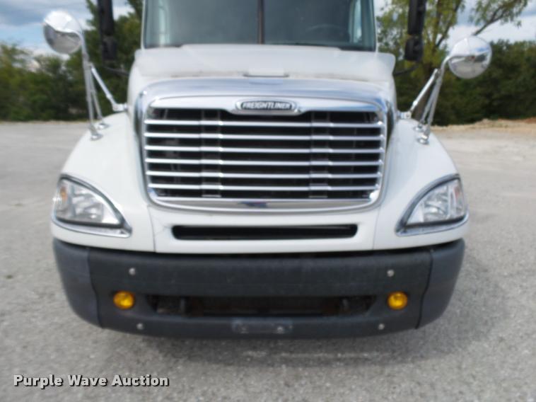 image for item K1141 2005 Freightliner Columbia semi truck