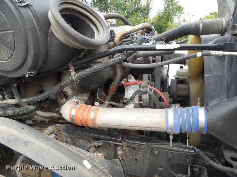 image for item K1141 2005 Freightliner Columbia semi truck