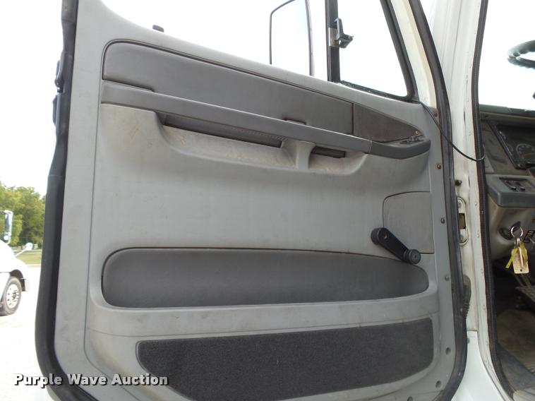 image for item K1141 2005 Freightliner Columbia semi truck