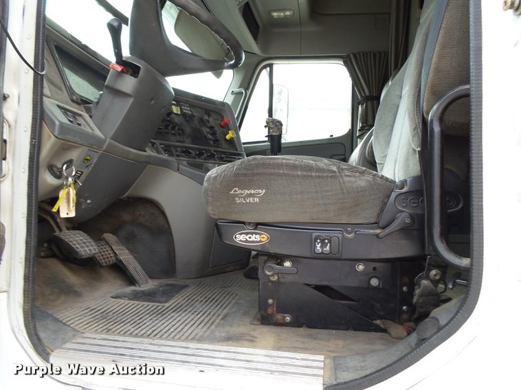 image for item K1141 2005 Freightliner Columbia semi truck