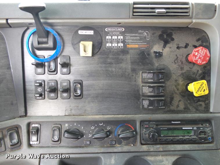 image for item K1141 2005 Freightliner Columbia semi truck