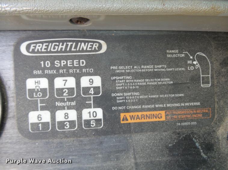 image for item K1141 2005 Freightliner Columbia semi truck