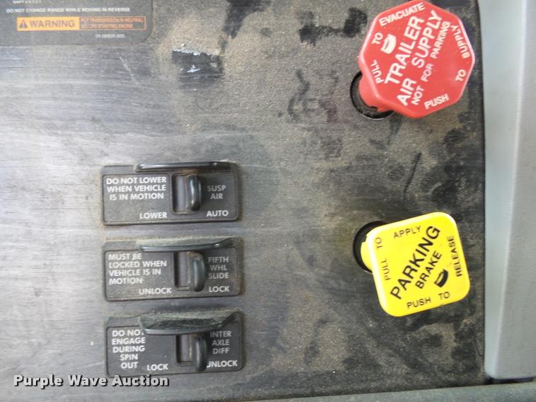 image for item K1141 2005 Freightliner Columbia semi truck