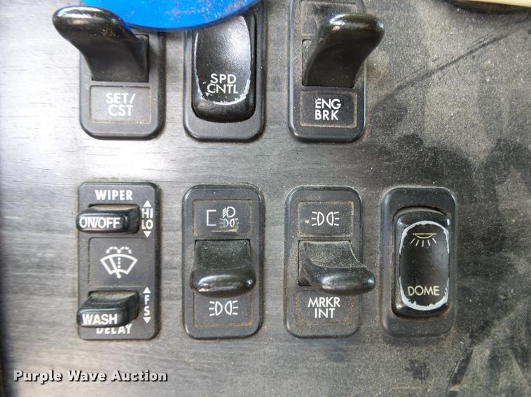 image for item K1141 2005 Freightliner Columbia semi truck