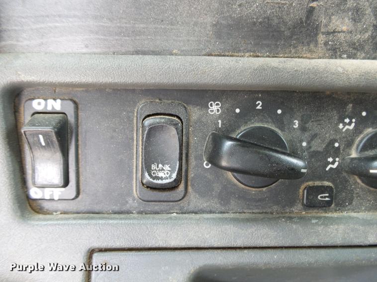 image for item K1141 2005 Freightliner Columbia semi truck