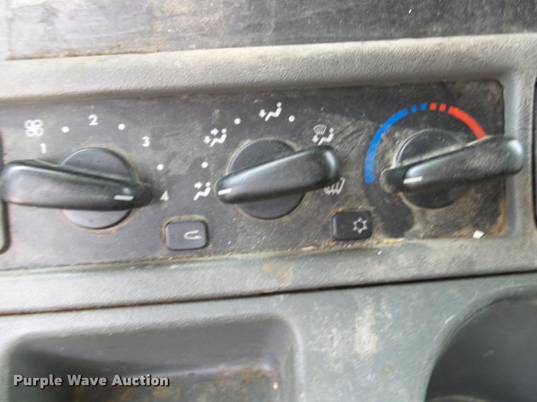 image for item K1141 2005 Freightliner Columbia semi truck