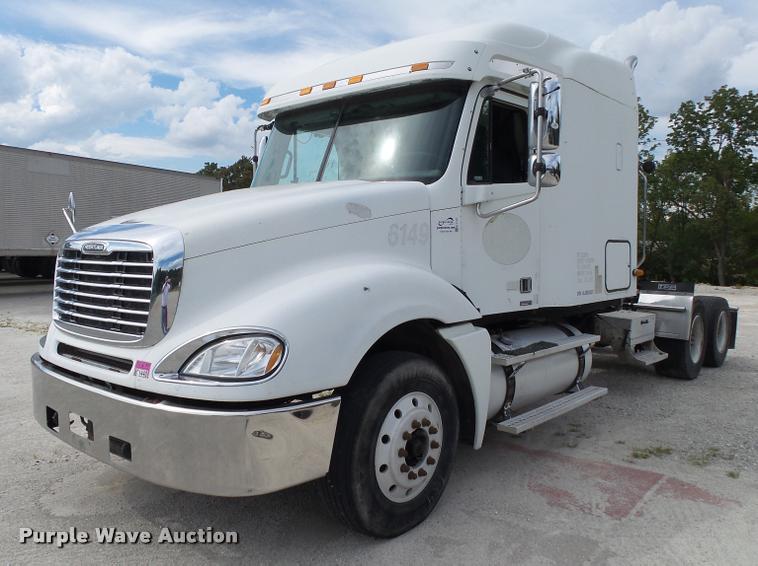 image for item K1142 2004 Freightliner Columbia semi truck