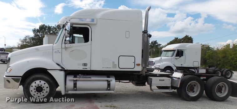image for item K1142 2004 Freightliner Columbia semi truck