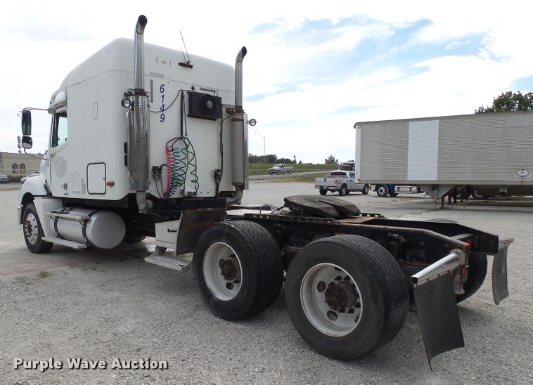 image for item K1142 2004 Freightliner Columbia semi truck