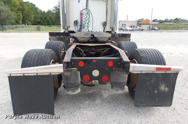 image for item K1142 2004 Freightliner Columbia semi truck