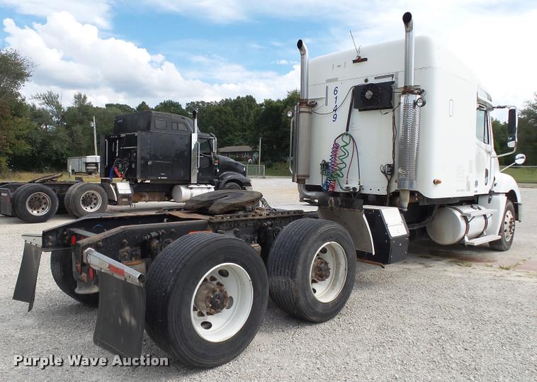 image for item K1142 2004 Freightliner Columbia semi truck