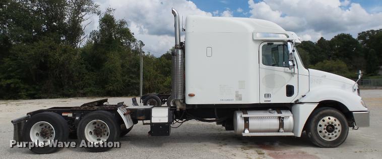image for item K1142 2004 Freightliner Columbia semi truck