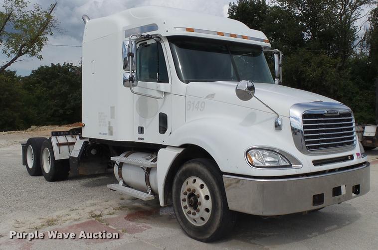 image for item K1142 2004 Freightliner Columbia semi truck