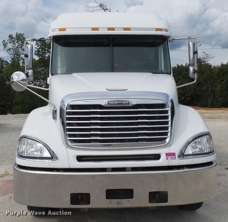 image for item K1142 2004 Freightliner Columbia semi truck