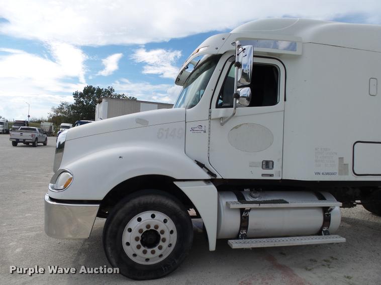 image for item K1142 2004 Freightliner Columbia semi truck