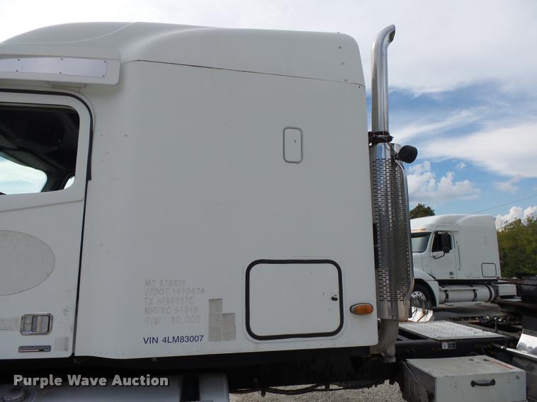 image for item K1142 2004 Freightliner Columbia semi truck