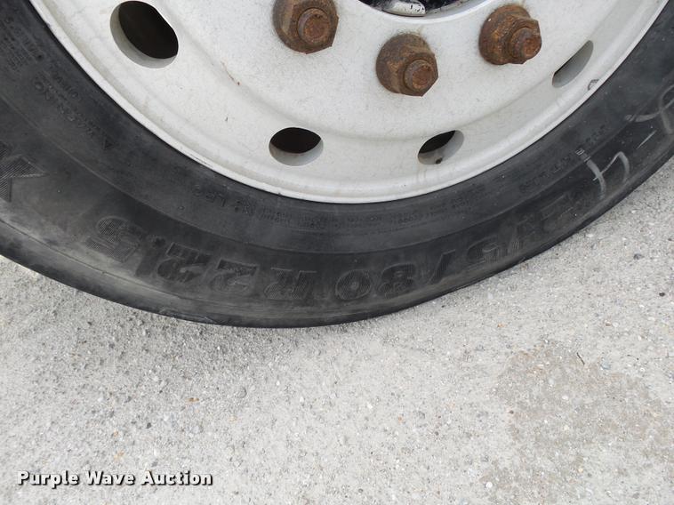 image for item K1142 2004 Freightliner Columbia semi truck