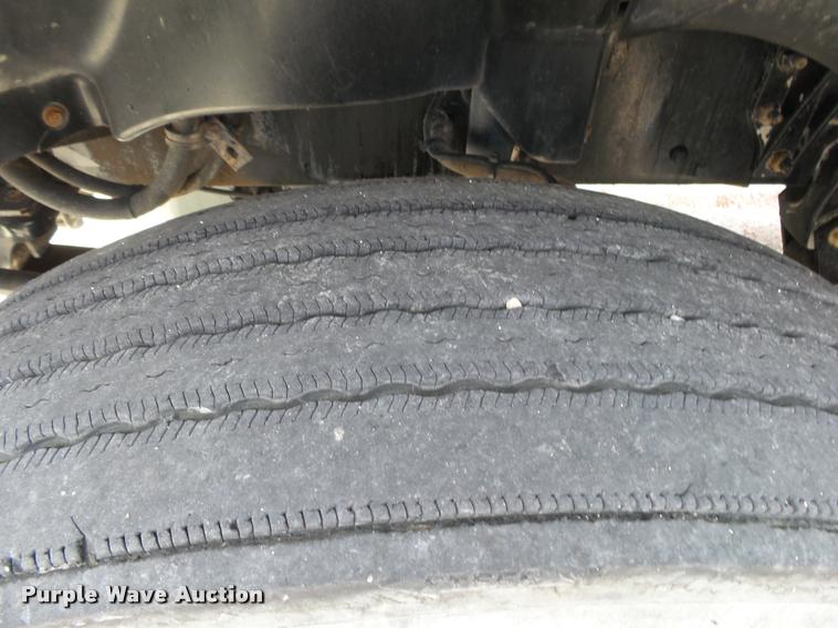 image for item K1142 2004 Freightliner Columbia semi truck