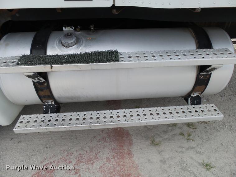 image for item K1142 2004 Freightliner Columbia semi truck