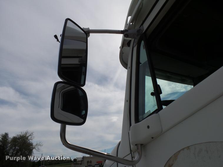 image for item K1142 2004 Freightliner Columbia semi truck