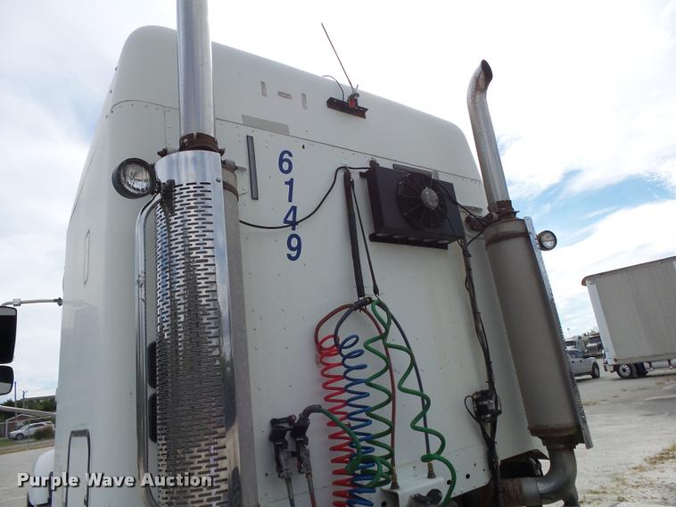 image for item K1142 2004 Freightliner Columbia semi truck