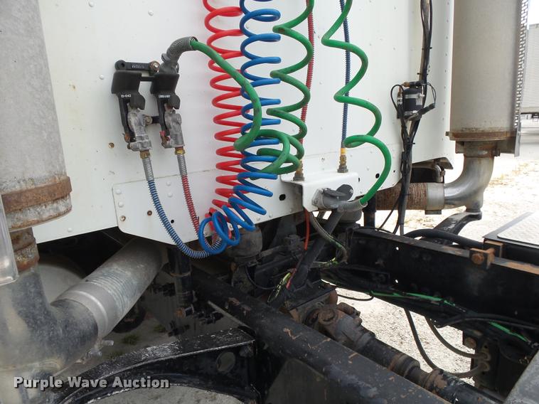 image for item K1142 2004 Freightliner Columbia semi truck