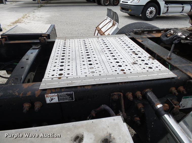 image for item K1142 2004 Freightliner Columbia semi truck