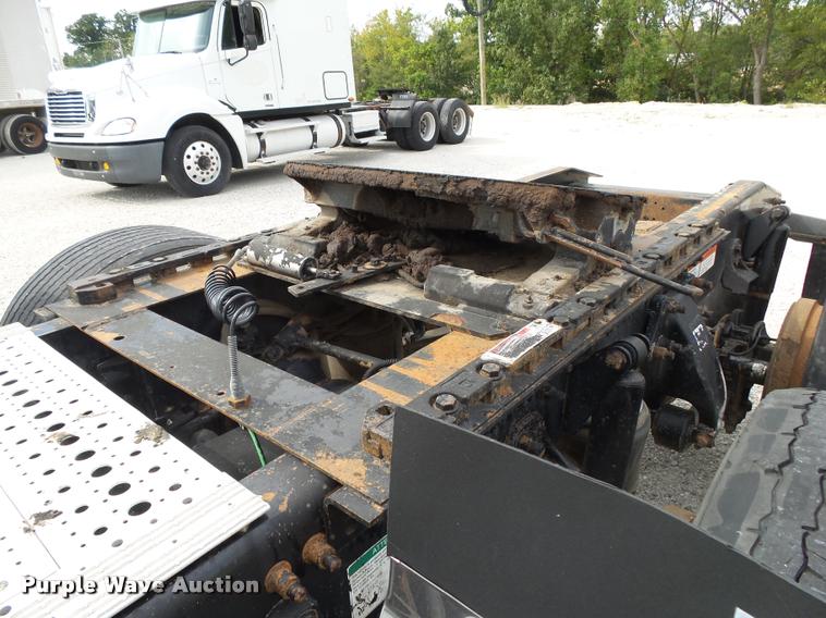 image for item K1142 2004 Freightliner Columbia semi truck