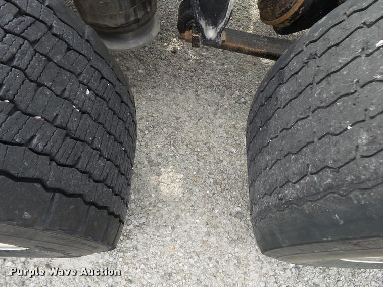 image for item K1142 2004 Freightliner Columbia semi truck