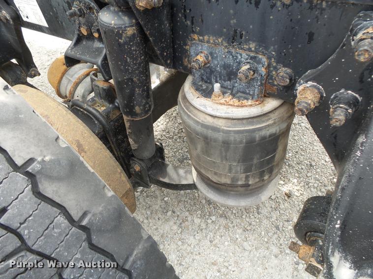 image for item K1142 2004 Freightliner Columbia semi truck