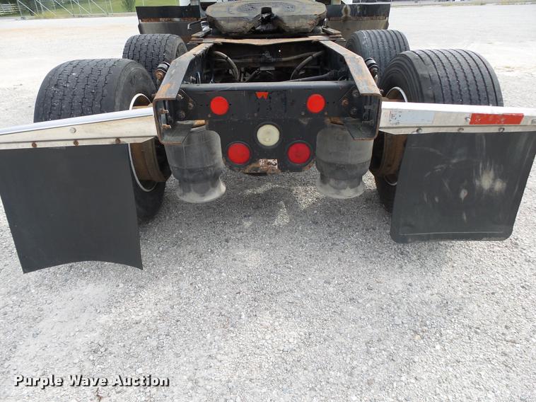 image for item K1142 2004 Freightliner Columbia semi truck