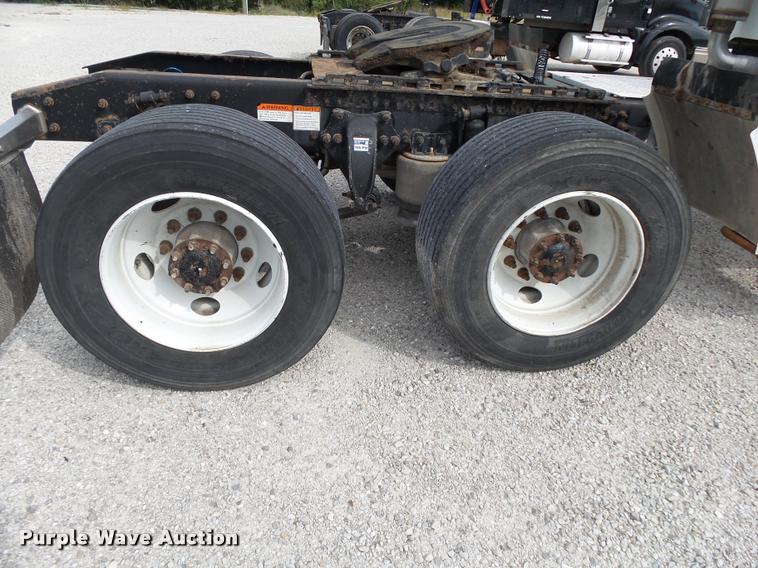 image for item K1142 2004 Freightliner Columbia semi truck