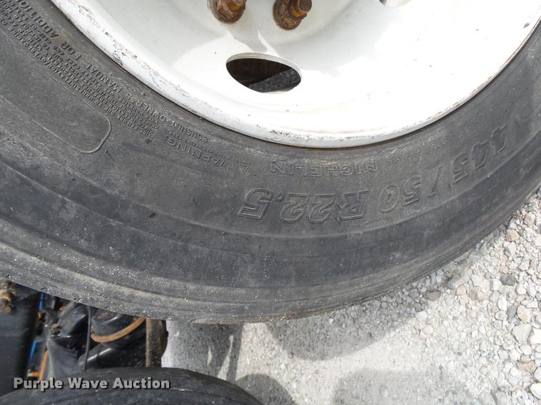 image for item K1142 2004 Freightliner Columbia semi truck