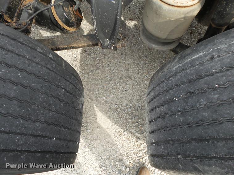 image for item K1142 2004 Freightliner Columbia semi truck